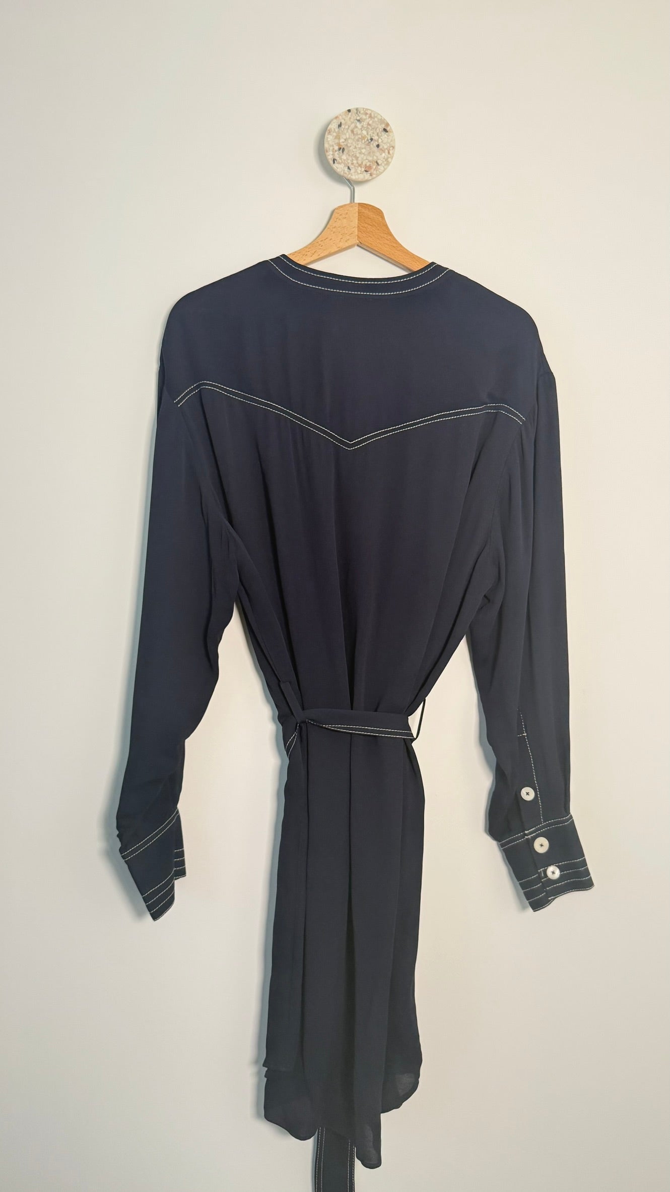 CLAUDIE PIERLOT - Robe fluide ceinturée à surpiqûres contrastées T38