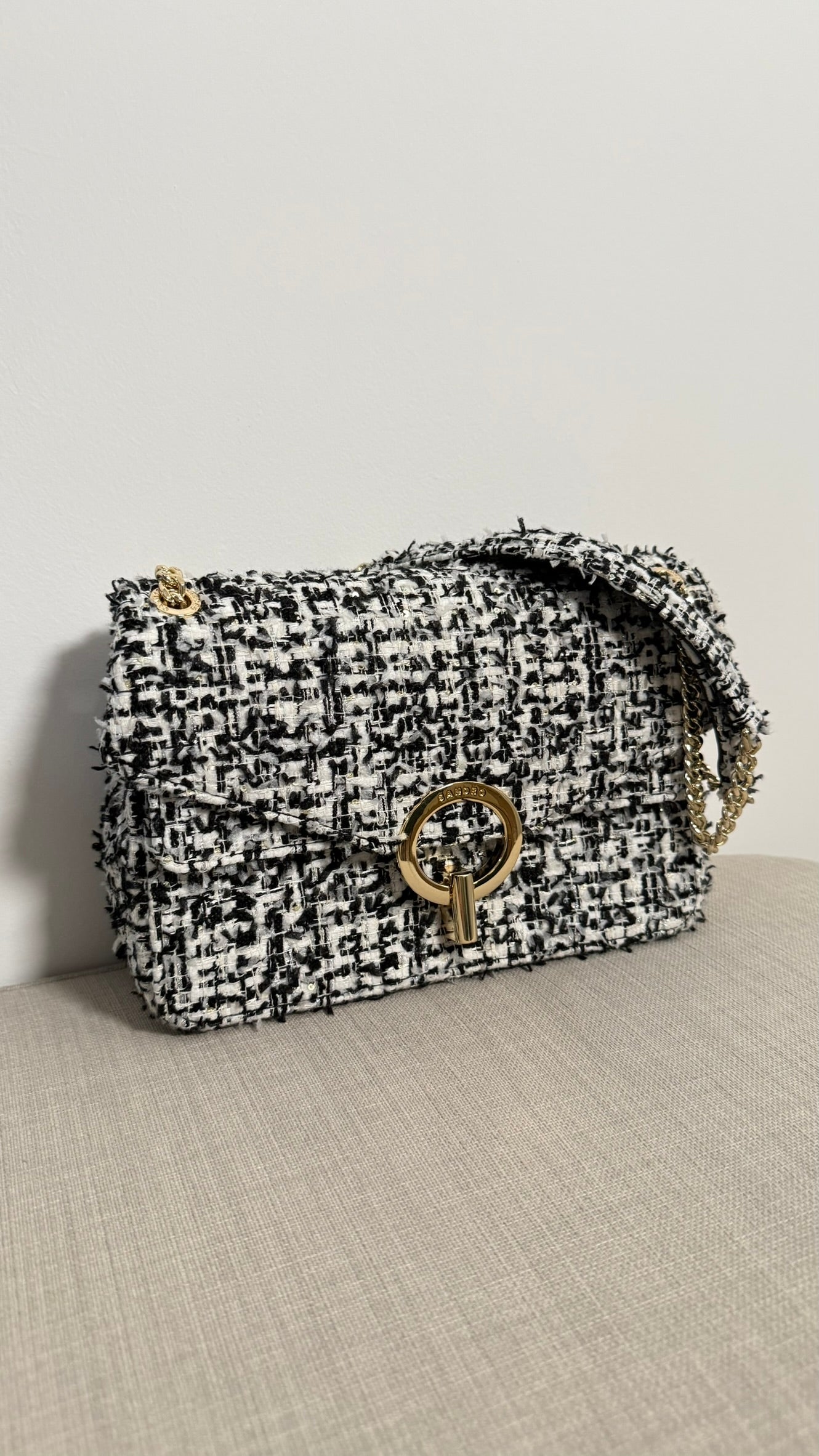 SANDRO - Sac YZA état neuf en tweed noir et écru détails strass
