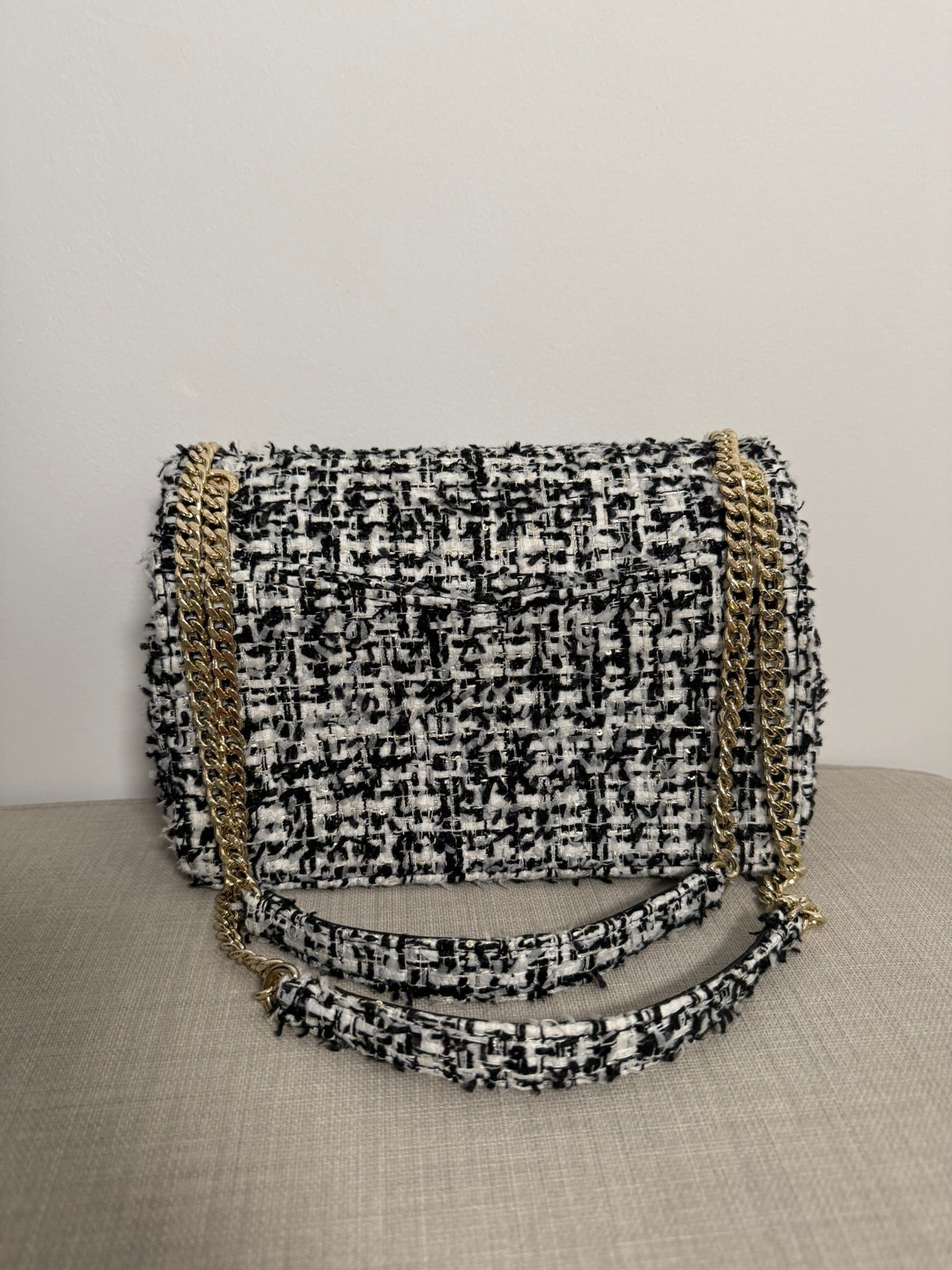 SANDRO - Sac YZA état neuf en tweed noir et écru détails strass