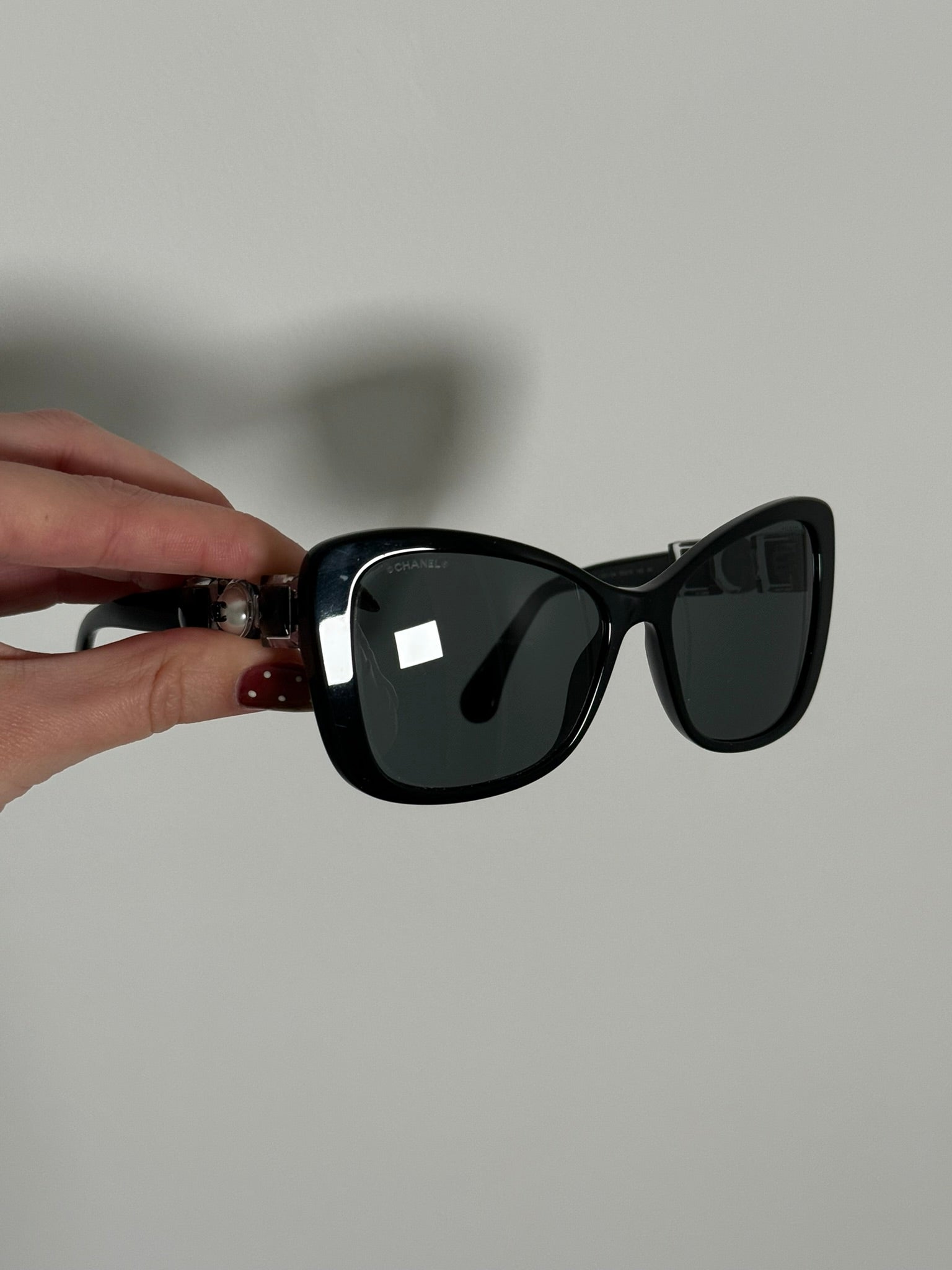 CHANEL - Lunettes de soleil détail bijou