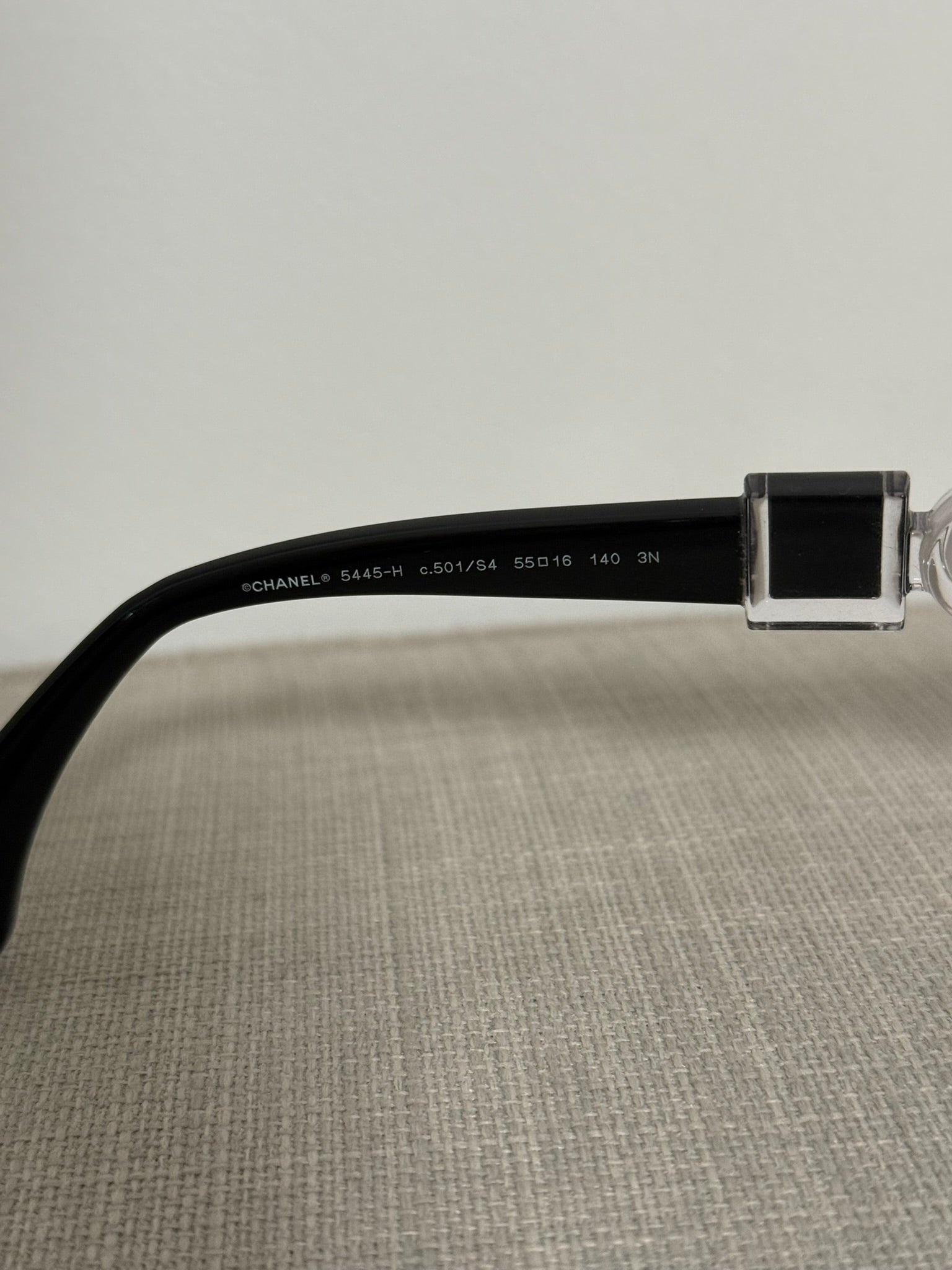 CHANEL - Lunettes de soleil détail bijou