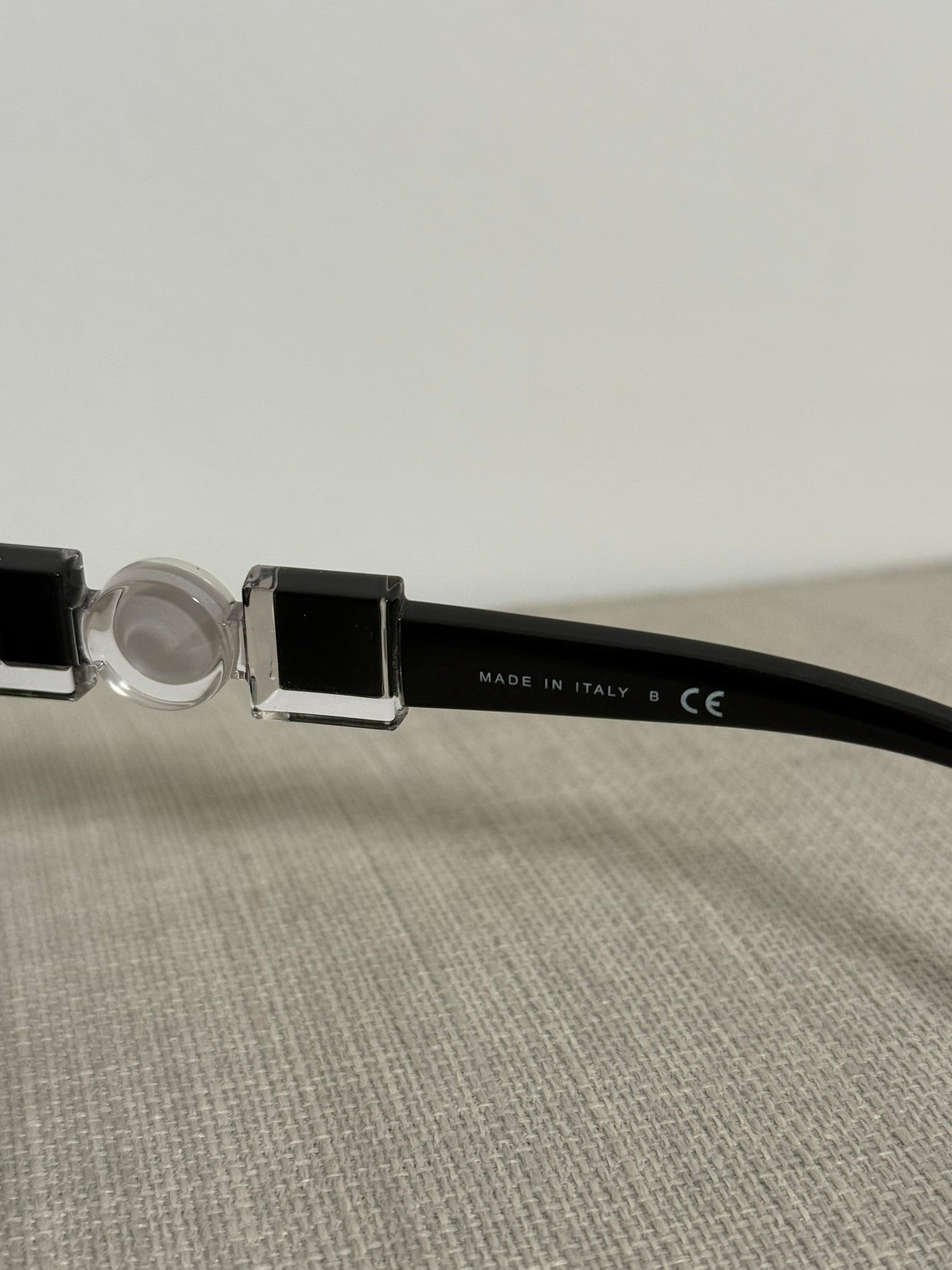 CHANEL - Lunettes de soleil détail bijou