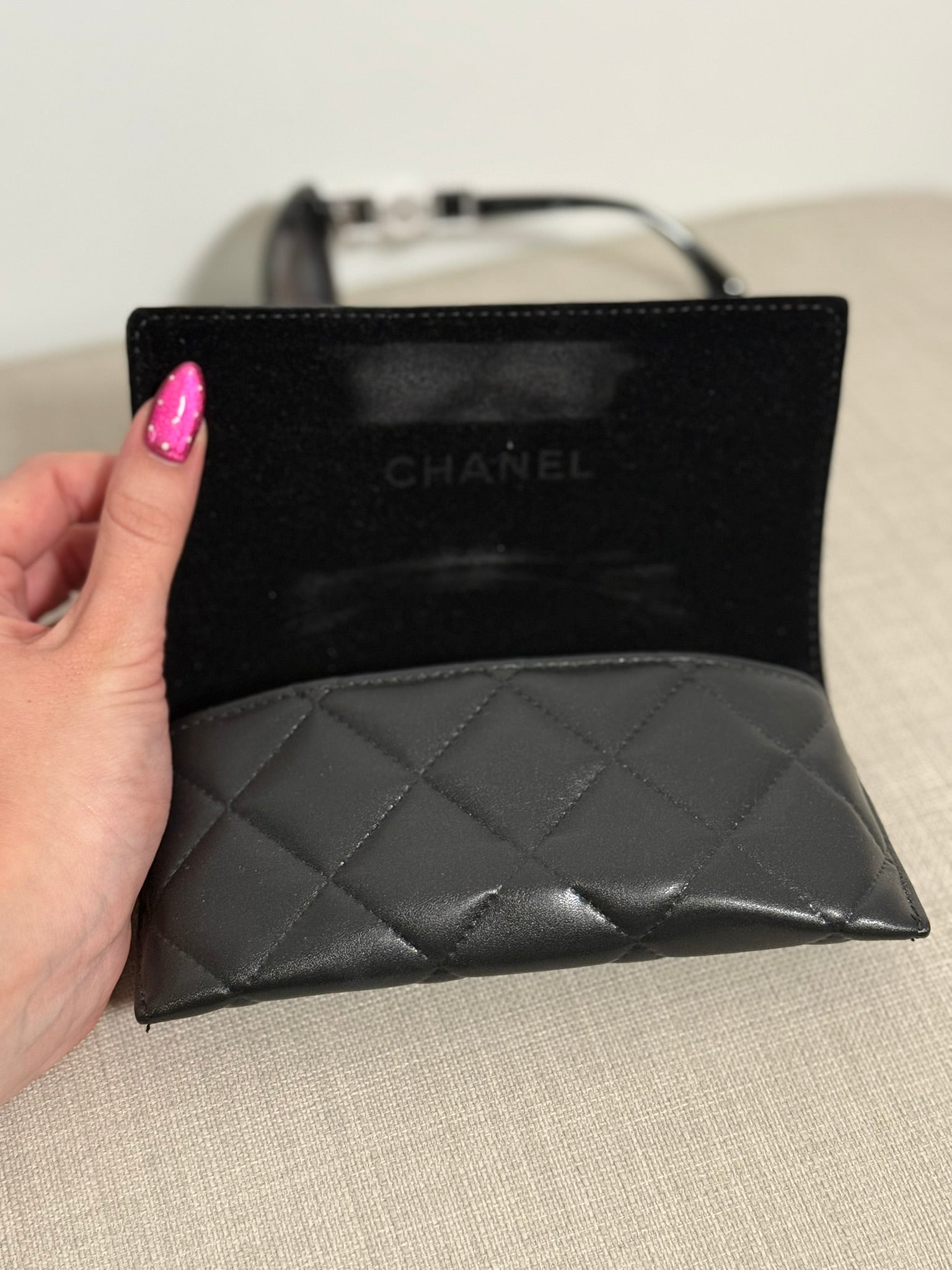 CHANEL - Lunettes de soleil détail bijou